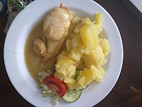 Kureci platek zapeceny s broskvi, brambory, obloha